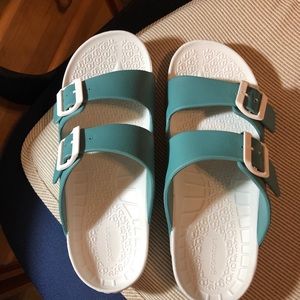 Gdefy sandals